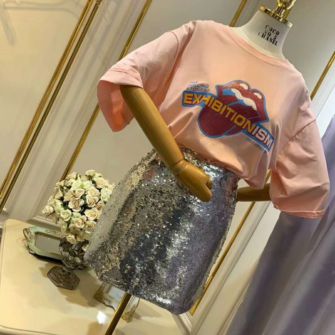 The beautiful Xia Xia's new simple lip T-shirt and the mischievous girl's tongue-sticking T-shirt dress