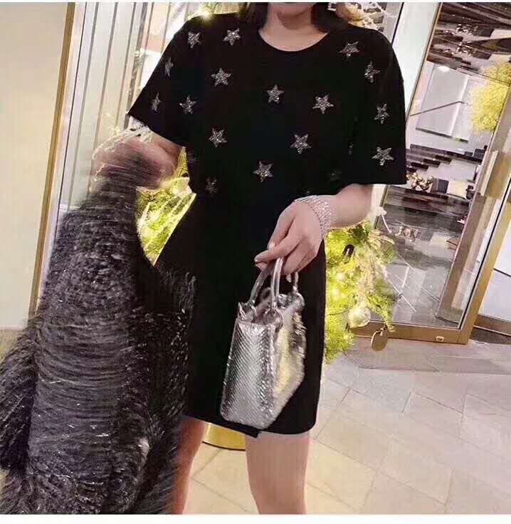 A long-sleeved short-sleeved T-shirt for women with embroidered sequins featuring stars and bright threads. It is a popular short-sleeved T-shirt for women