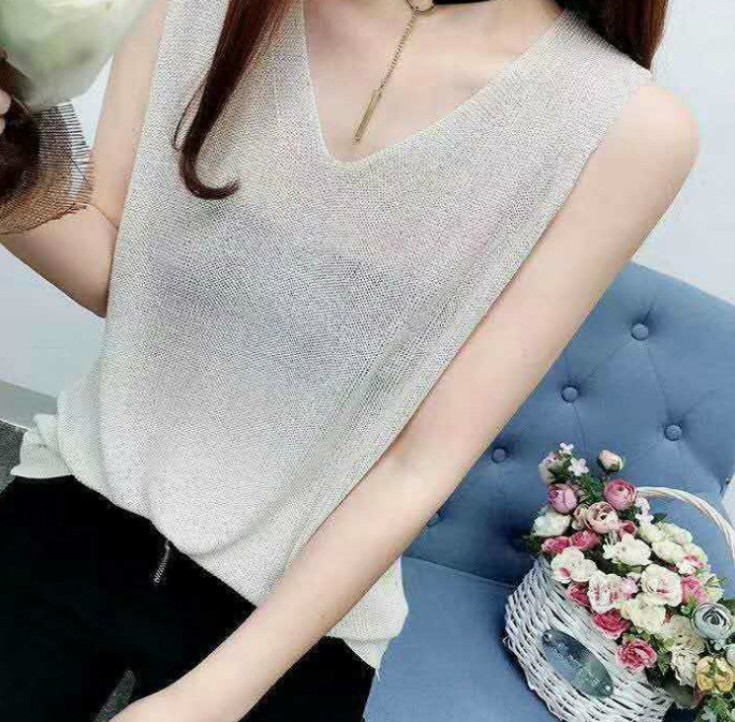 Ice silk and bright silk vest, V-neck loose, thin strappy top for female students, sleeveless knitted base layer Application Scenario