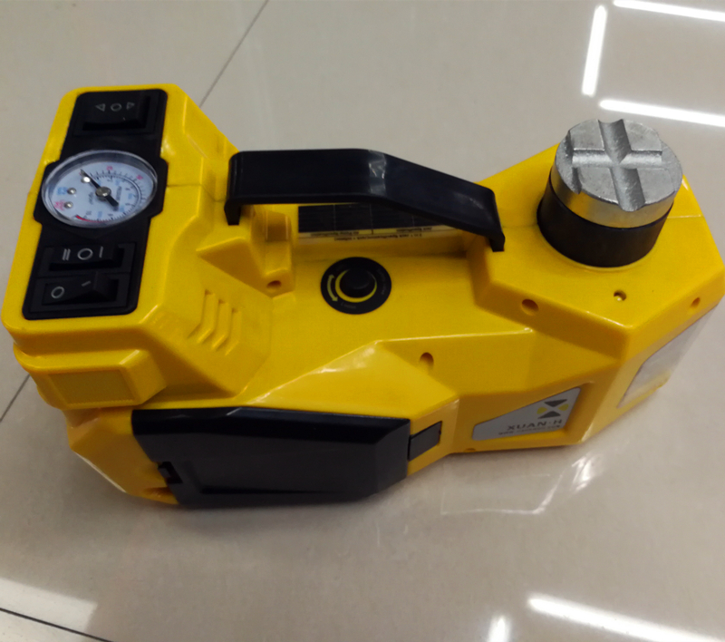 نقلت شاحنة هيدروليكية كهربائية من طراز 12V، مرفاع مركبة، على نقل مضخة نقل متعددة الأغراض من طراز SUV Lando، إلى مفتاح ربط الإطارات Application Scenario