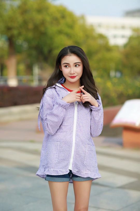 Sun-protective clothing with a checkered pattern comes with a hat strap and two pockets. Electric bike checkered medium length style Specification image