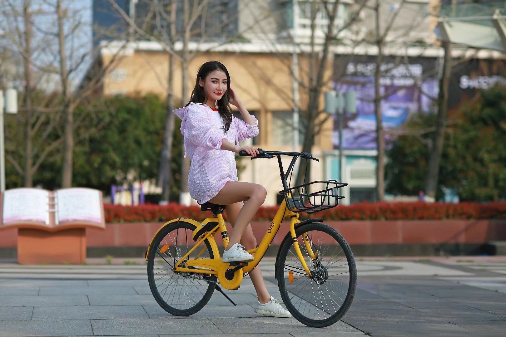 Sun-protective clothing with a checkered pattern comes with a hat strap and two pockets. Electric bike checkered medium length style Application Scenario