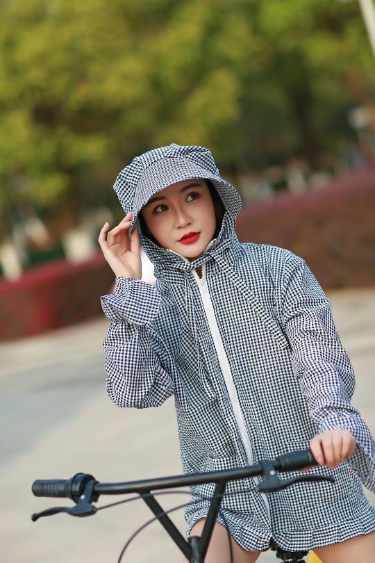 Sun-protective clothing with a checkered pattern comes with a hat strap and two pockets. Electric bike checkered medium length style