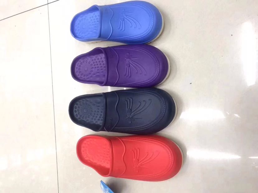 Butterfly-patterned women's slippers, in four colors