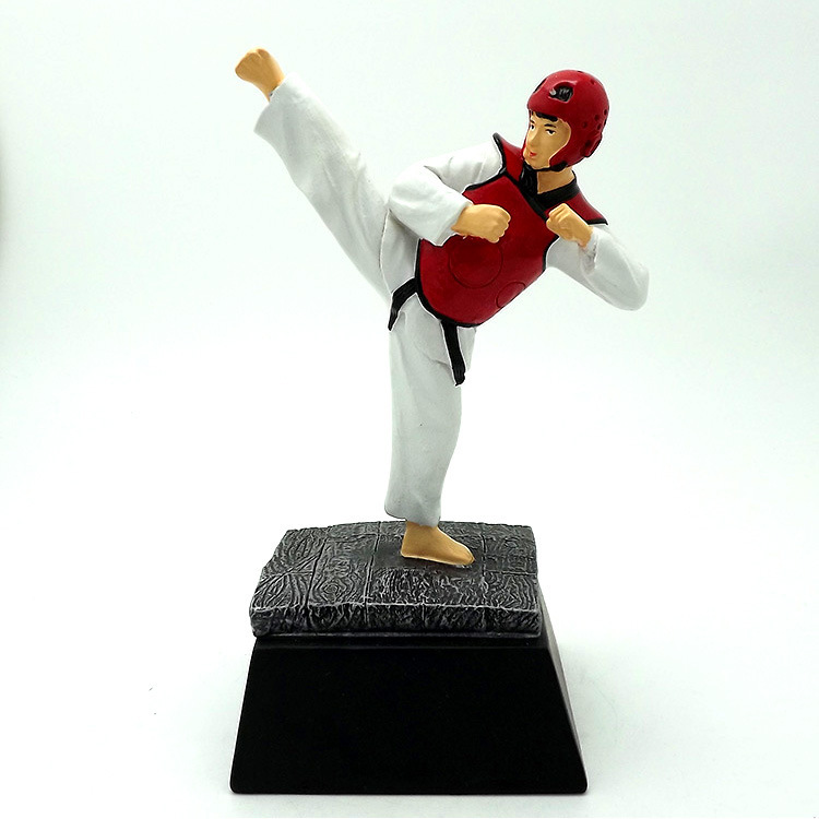 Resin handicraft ornaments, Taekwondo award trophies, horizontal inscription kicking kicking shaped souvenir trophies, customized full figure
