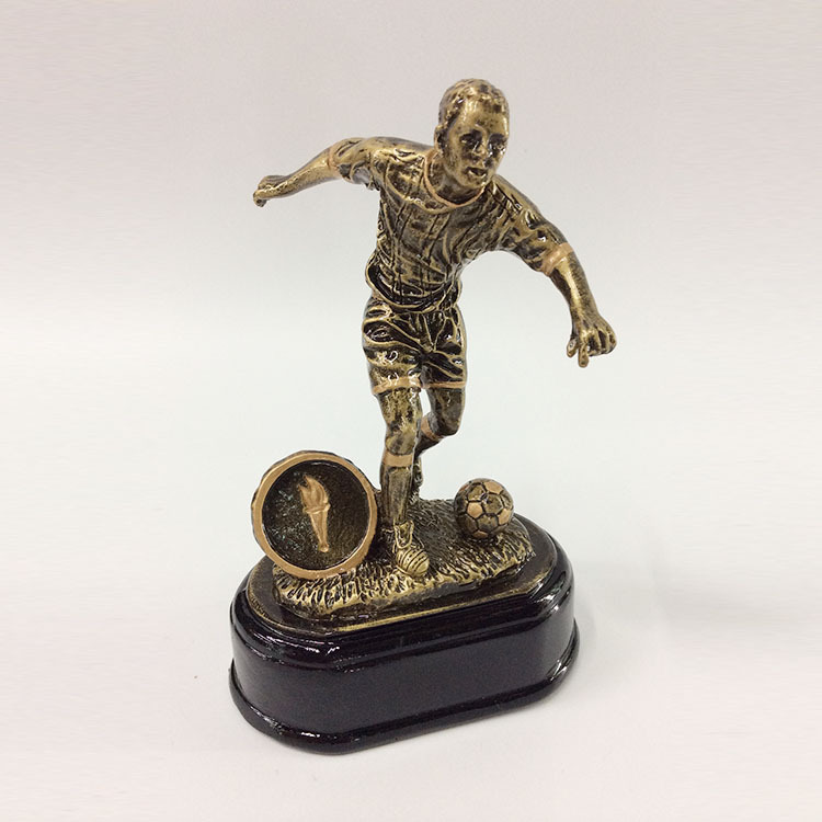 Factory direct sales of resin trophies, football player trophies and souvenirs, sports trophies and souvenirs details Picture