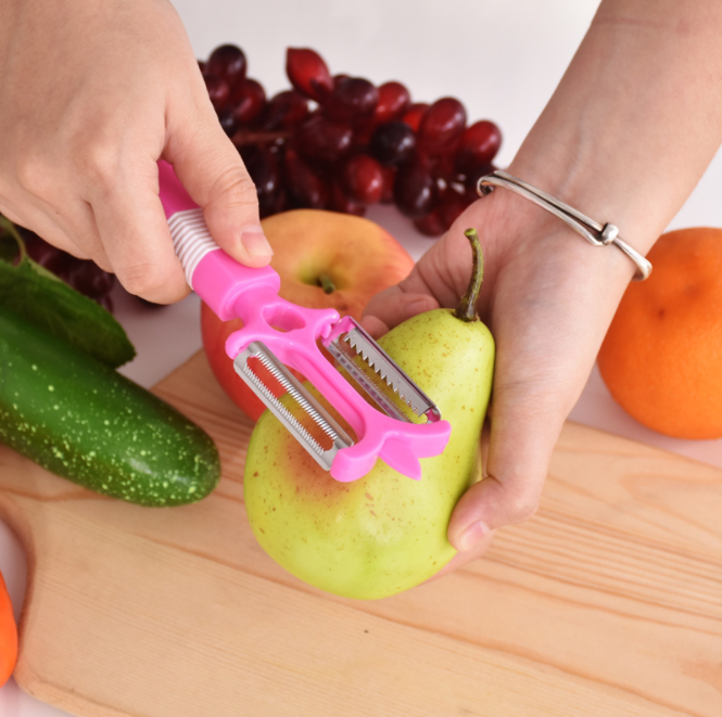 Stainless steel multi-functional grater, fruit and vegetable slicing and peeling tool, peeler, wire scraper, kitchen small tool Application Scenario