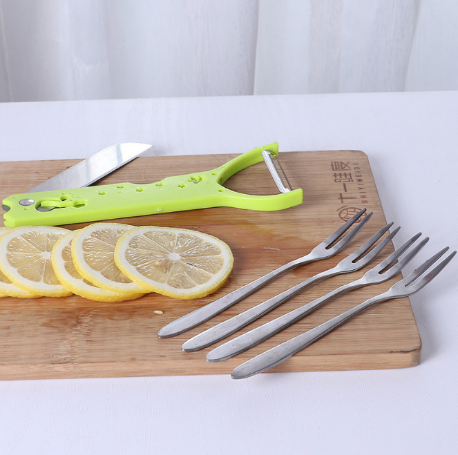 Multi-functional stainless steel and plastic dual-purpose fruit peeler, apple peeler, fruit fork, kitchen small tool set Specification image