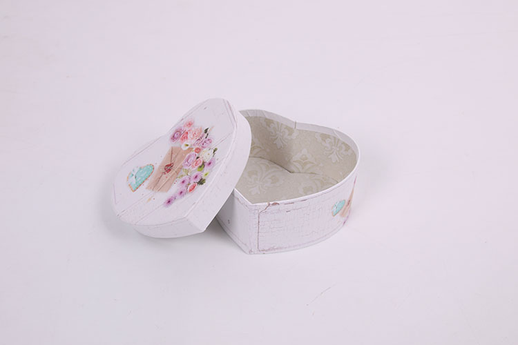 Customized wholesale of Valentine's Day heart-shaped gift boxes, chocolate packaging paper boxes, heartwarming wedding candies and snack packaging boxes details Picture