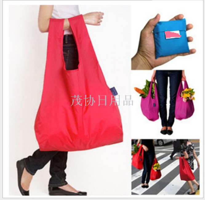 1921 Folding green supermarket hand-carried shopping bags plus nylon storage bags sundry bags