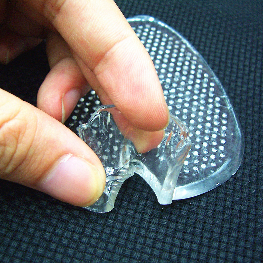 The flip-flops feature a transparent front half pad, solid polka dot crystal front paw pad, and anti-slip and anti-wear silicone half pad Application Scenario