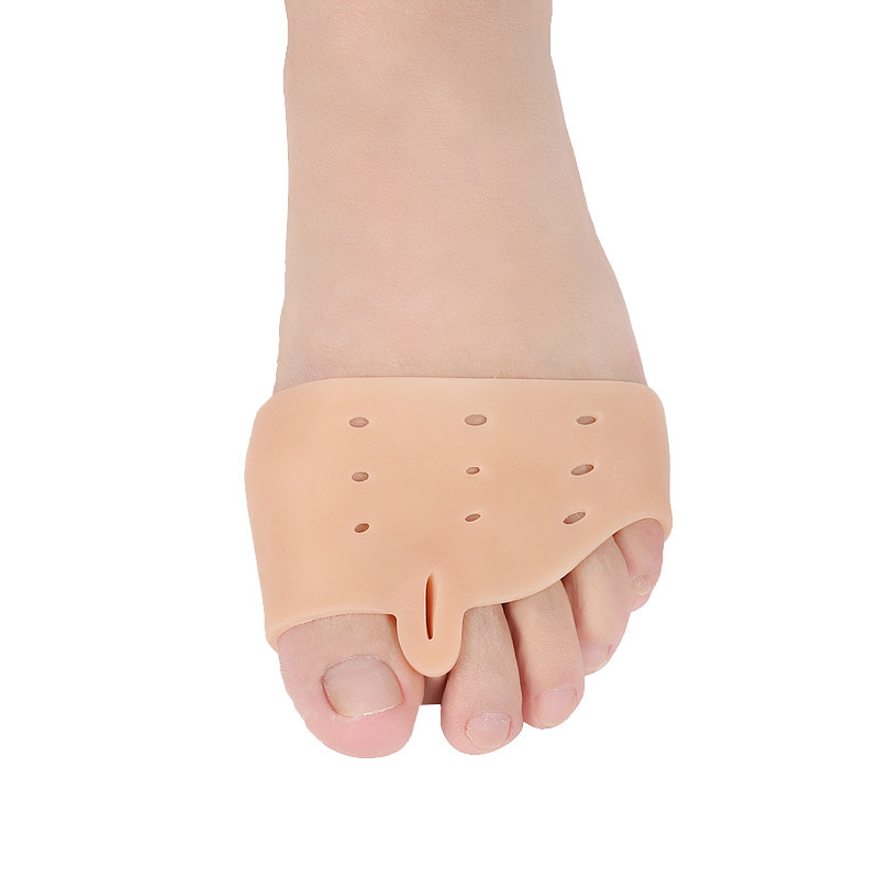 Silicone half-size forefoot pad for hallux valgus care toe divider, daily-use breathable sock type hallux valgus forefoot care pad Application Scenario