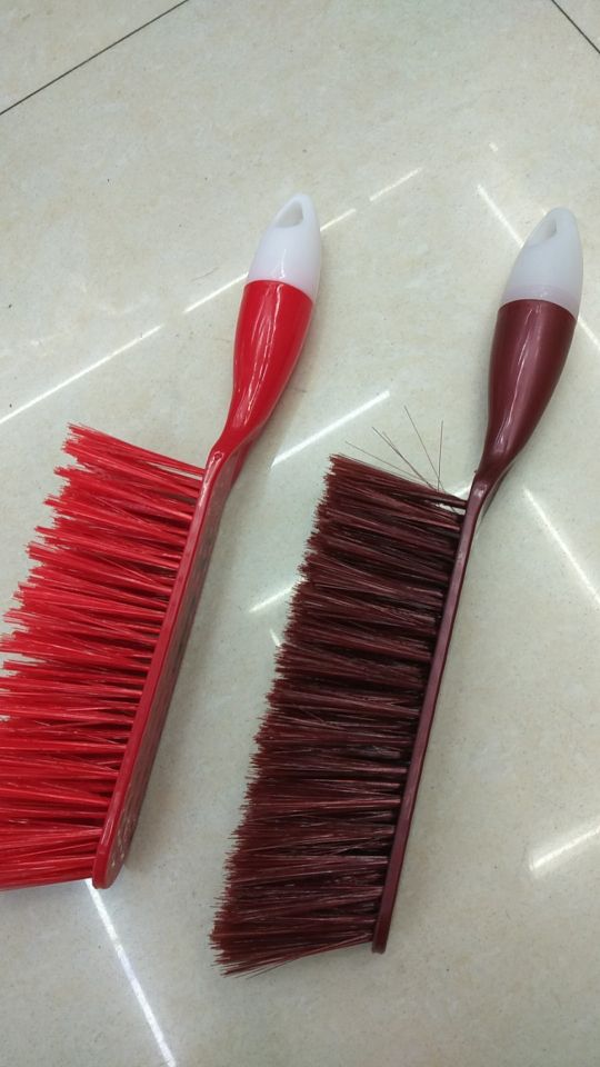 Crib brush plastic brush bed brush