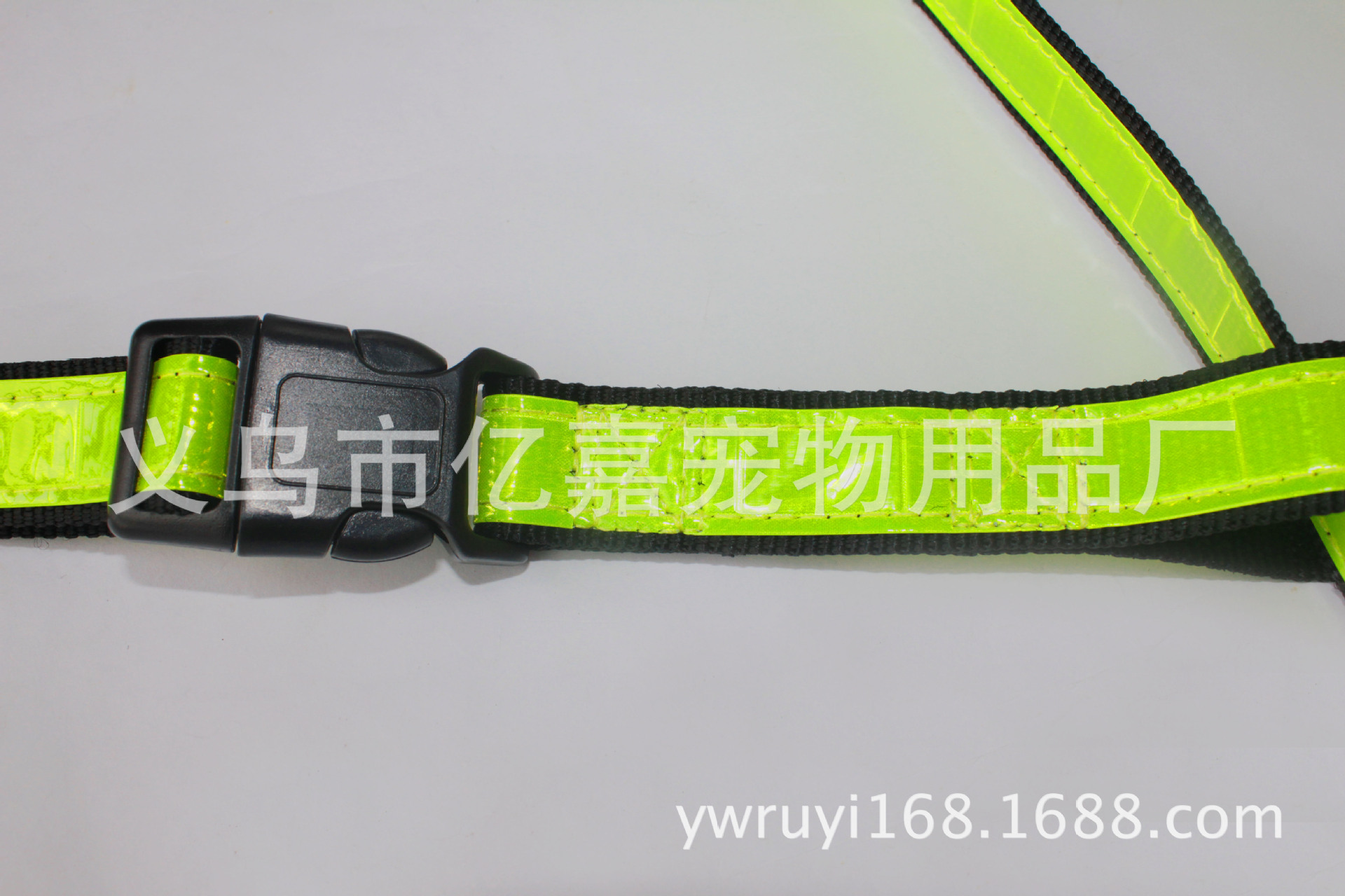 The manufacturer wholesals the same green reflective leash for running dogs and pet dog chains Application Scenario