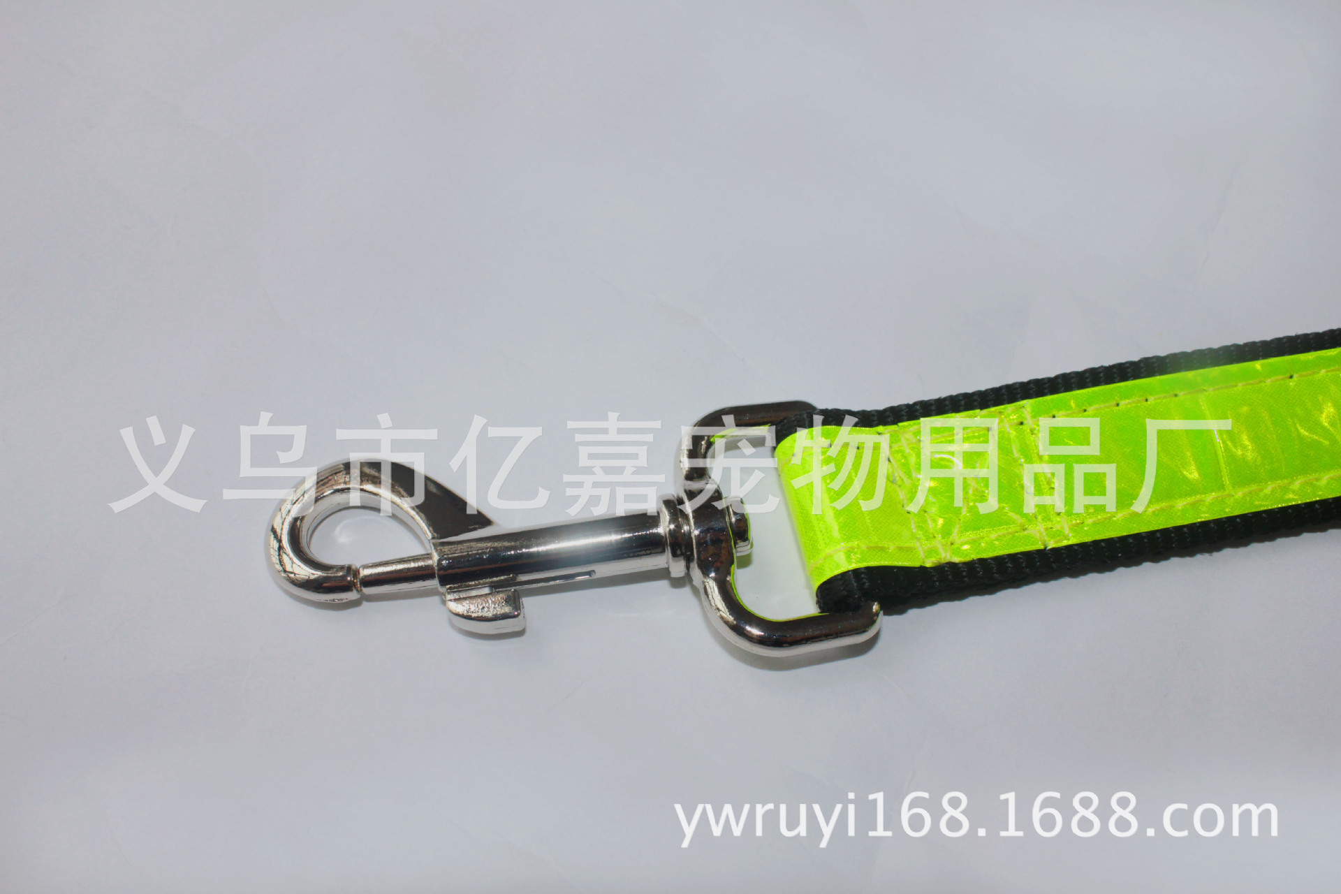 The manufacturer wholesals the same green reflective leash for running dogs and pet dog chains Specification image
