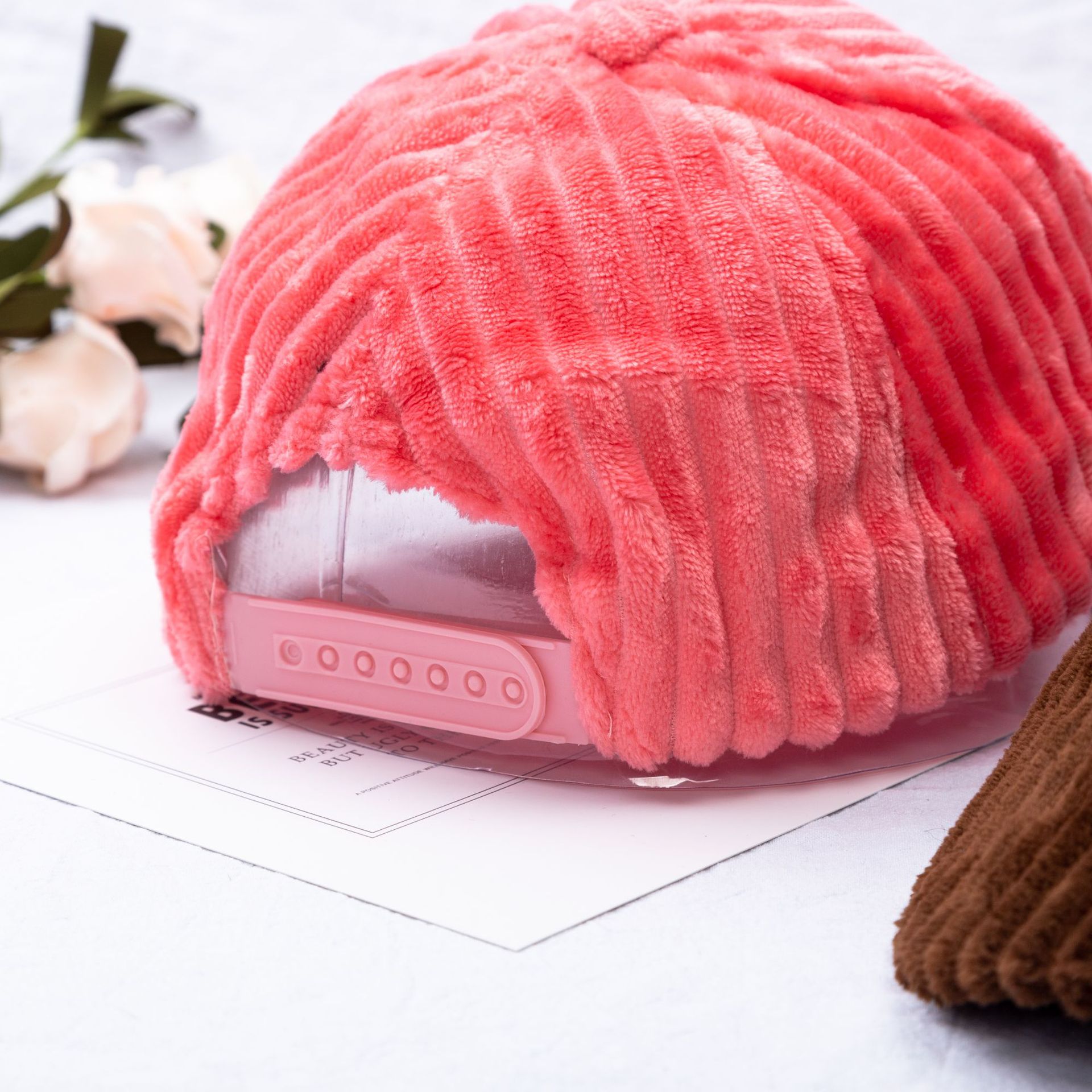 Vintage Corduroy Thick Baseball Cap Autumn/Winter Smooth Plate Velvet Cap Korean Version Of The Warm Curved Brim Baseball Cap Application Scenario
