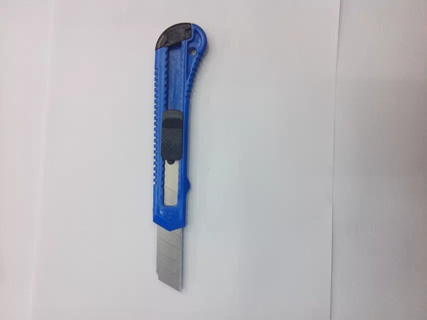The utility knife is also known as: stationery scissors, office stationery scissors, medium-sized woodworking stationery utility knife Application Scenario