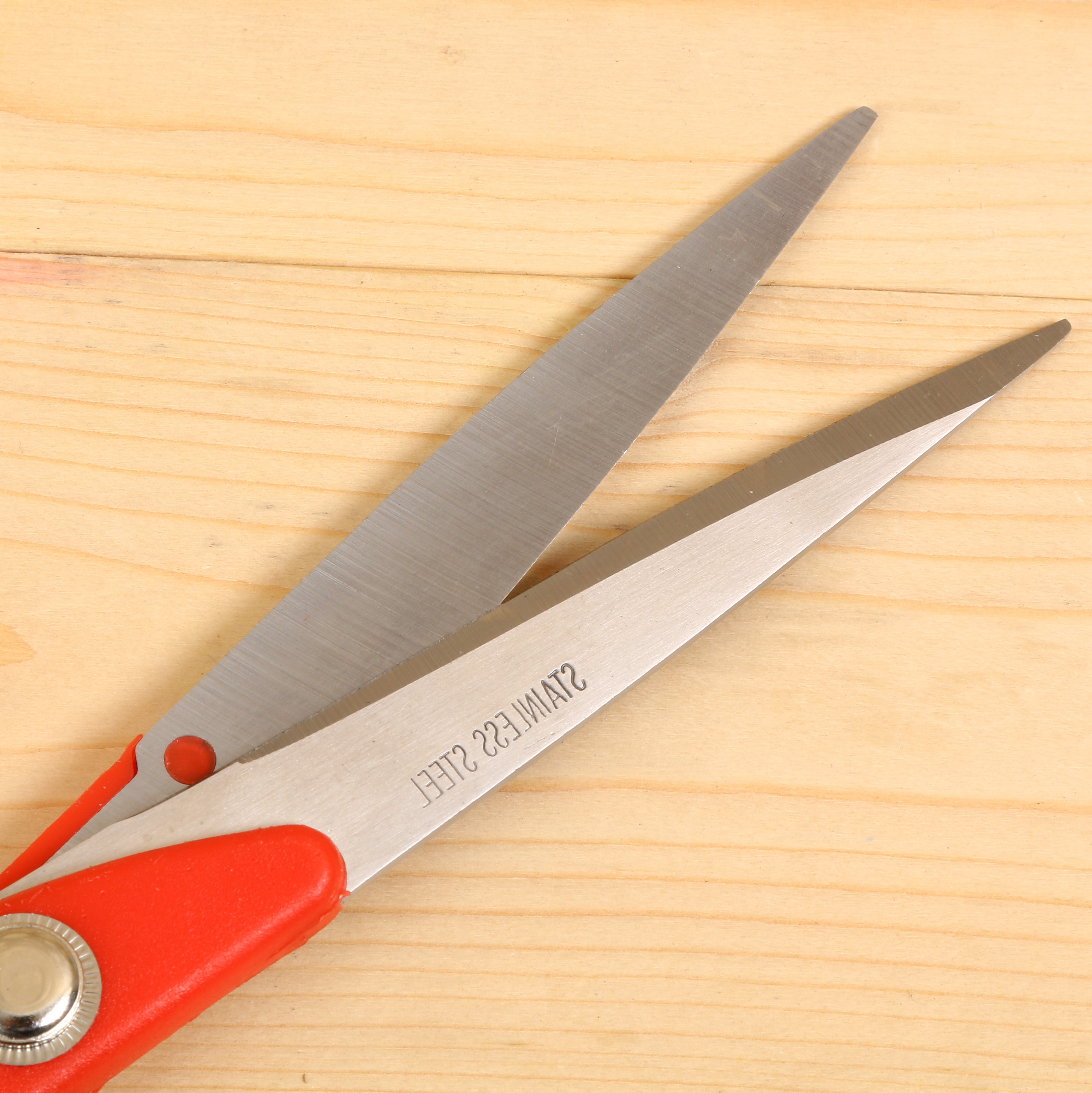 Office and study scissors, office scissors, 9-inch home office scissors, red handle 9-inch home office scissors Application Scenario