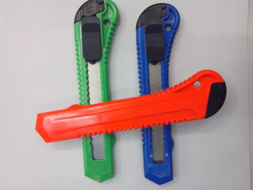 The utility knife is also known as: stationery scissors, office stationery scissors, medium-sized woodworking stationery utility knife Specification drawing