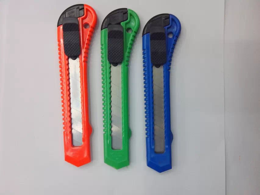 The utility knife is also known as: stationery scissors, office stationery scissors, medium-sized woodworking stationery utility knife full figure