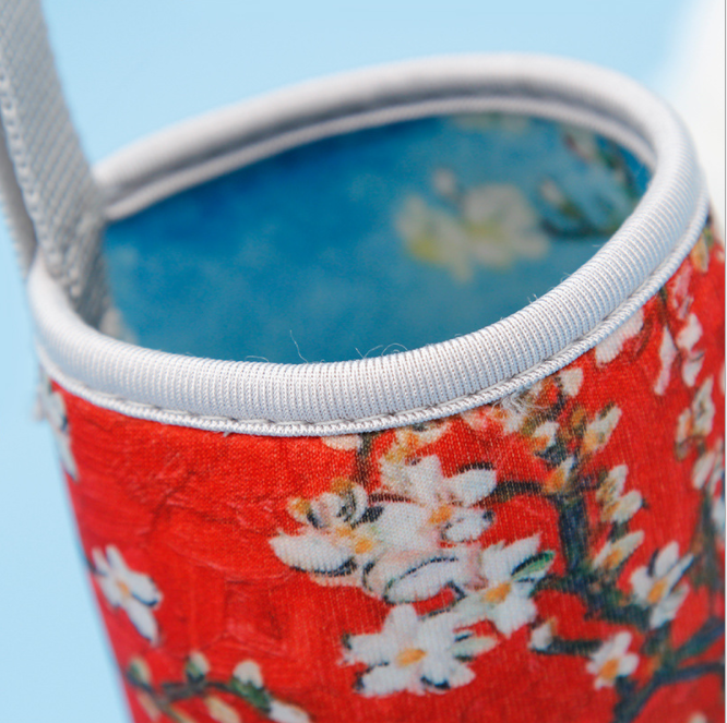 Double-sided universal insulated cup cover, universal heat insulation and anti-drop insulated cup protective cover, glass cup cover Application Scenario