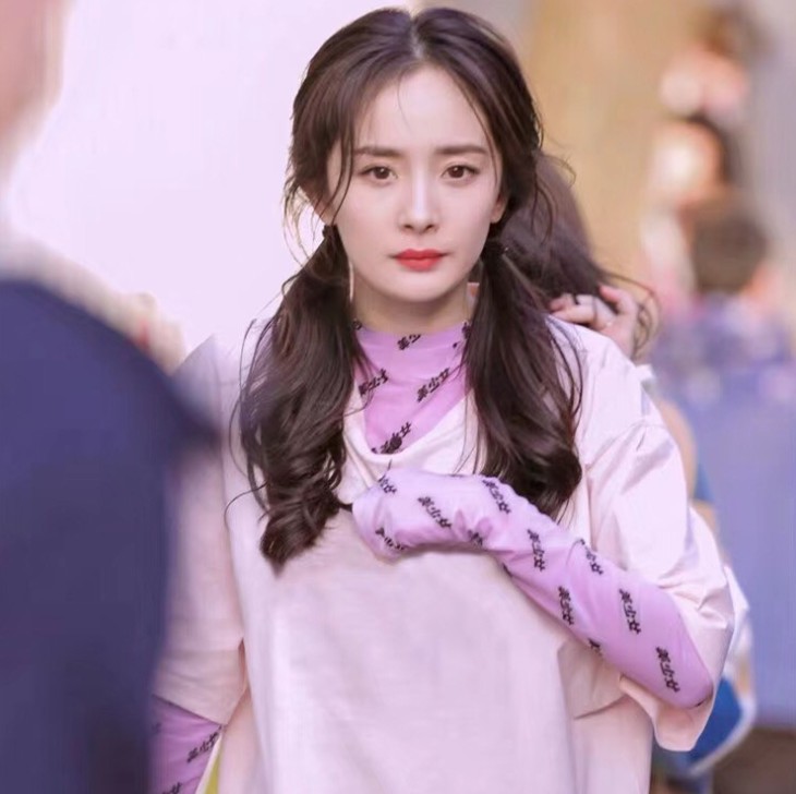 The new long-sleeved base layer, tight sun-protective T-shirt and top of the same style as Yang Mi's celebrity look are trendy for women details Picture
