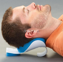 新型头颈靠垫 肩膀按摩枕 护颈枕 头颈和肩膀放松枕头 按摩枕头