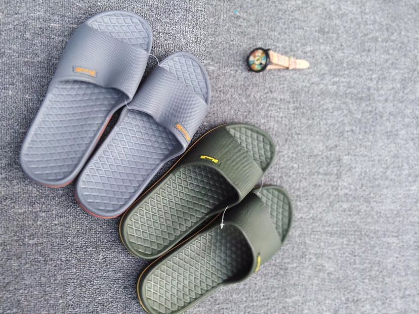 Men's flip-flops for air-blowing home wear are in stock
