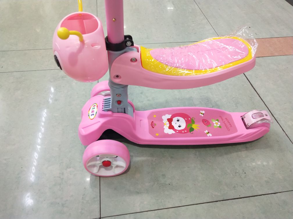 The New Multi-Functional Mgm Children's Scooter Stool Folds Upwards Application Scenario