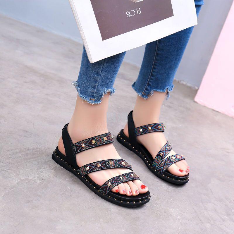 真皮罗马铆钉透气软底休闲布面印花百搭断码舒适时尚女凉鞋产品图