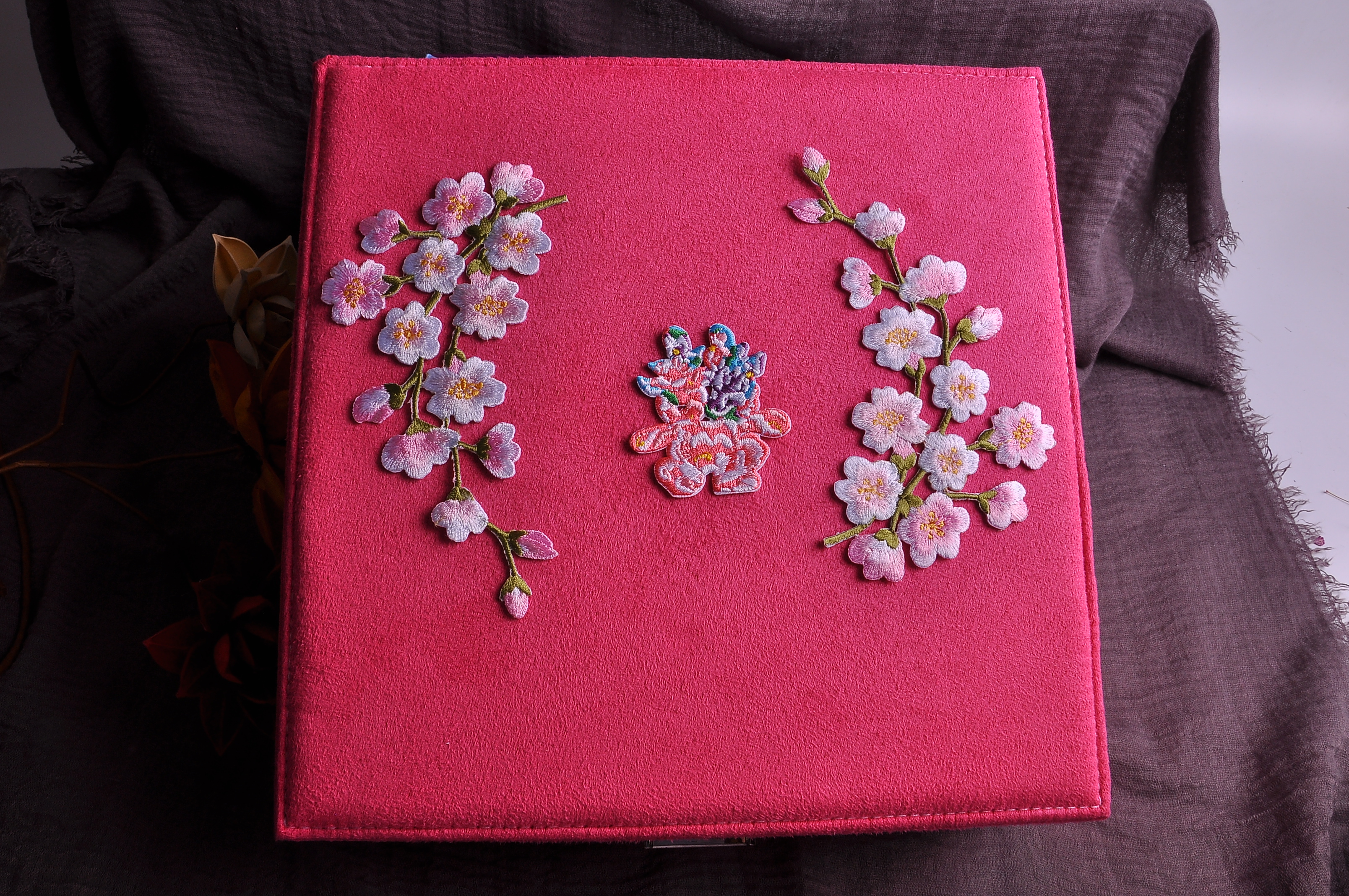 New jewelry box, wooden leather accessory box, stud earrings, large-capacity embroidery box, jewelry and necklace storage box details Picture