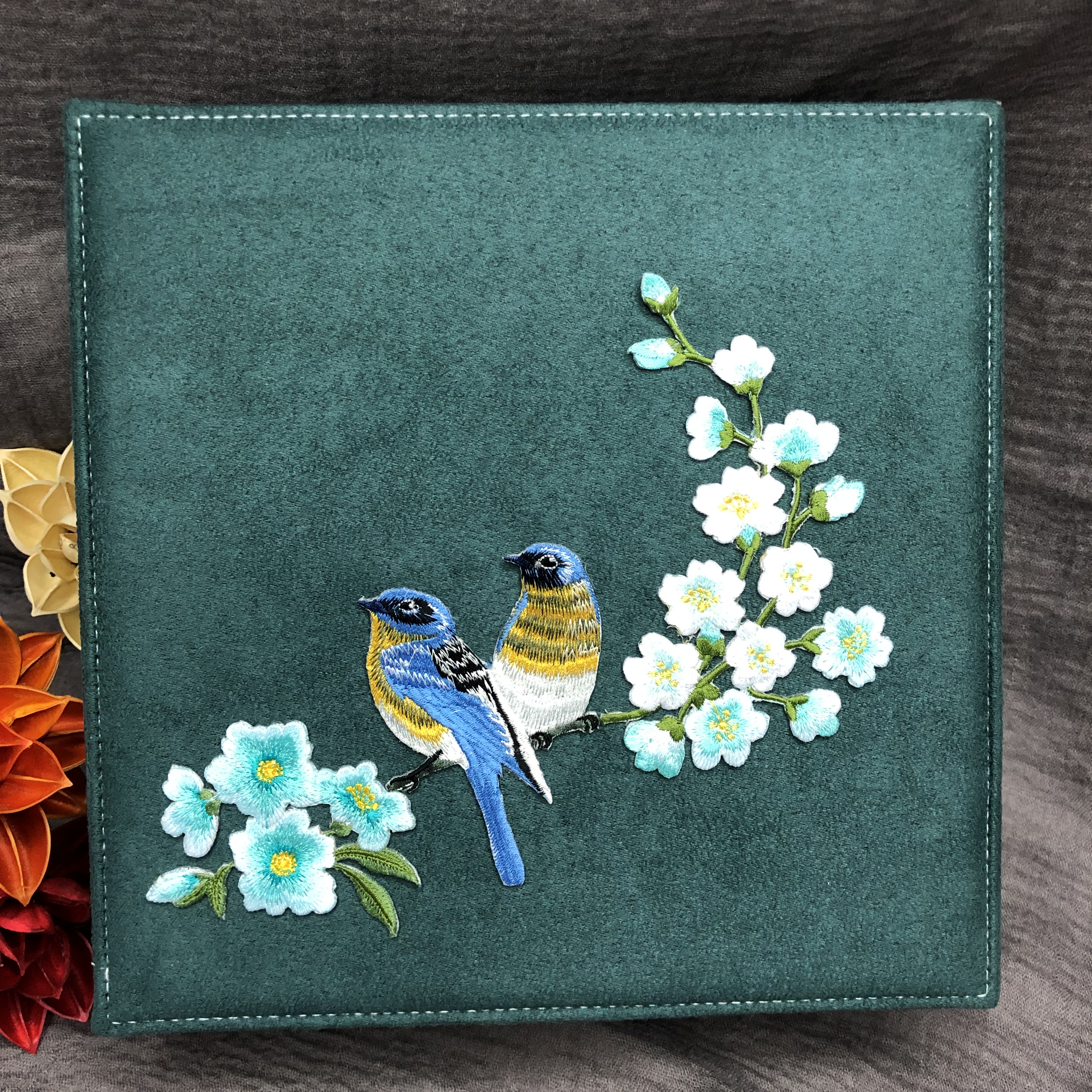 New jewelry box, wooden leather accessory box, stud earrings, large-capacity embroidery box, jewelry and necklace storage box Application Scenario