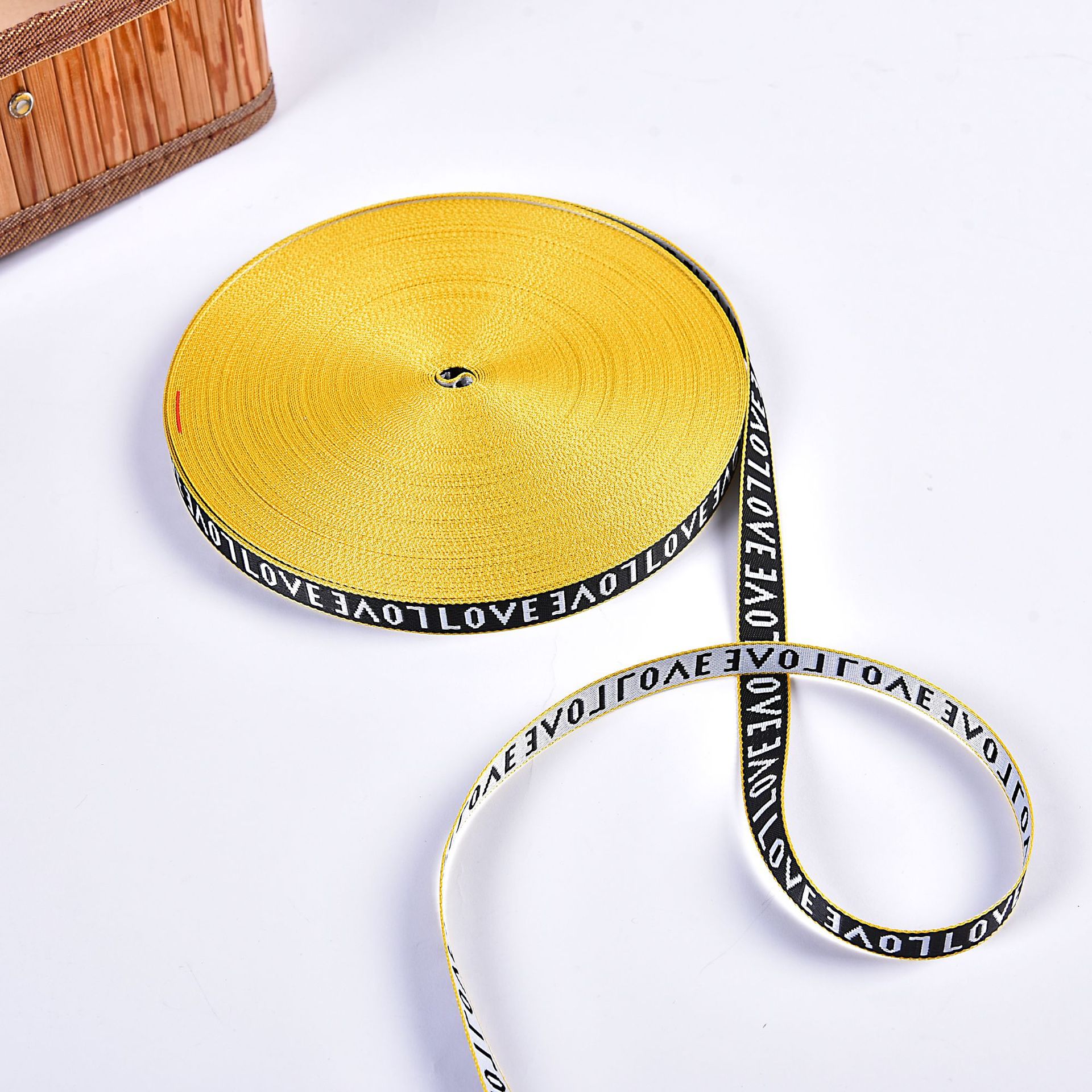 The manufacturer has in stock nylon jacquard webbing for clothing dressings, inner waistbands, elastic elastic bands, and customizable letters Specification image