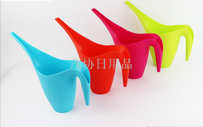 Candy colored garden watering pot Children's garden watering pot Long beak long handle new PP plastic watering pot