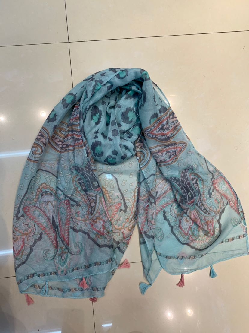 High Density Paris Yarn Spot Processing. There Are About 8900 Pieces Of 2-Head Hanging Beard Morning Ming Clothing Application Scenario