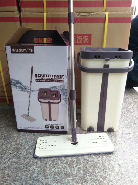Mop bucket scrapper