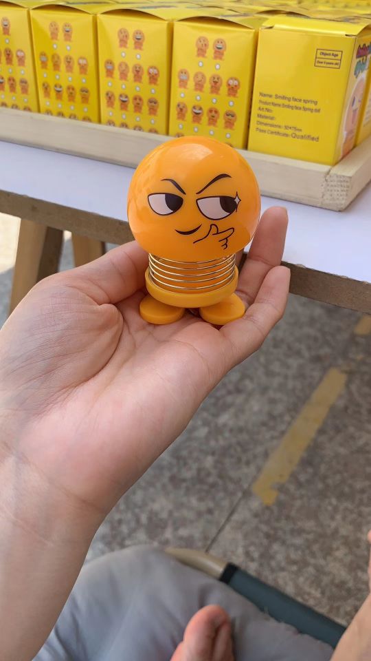 2019爆款炫彩灯光笑脸弹簧公仔小黄人