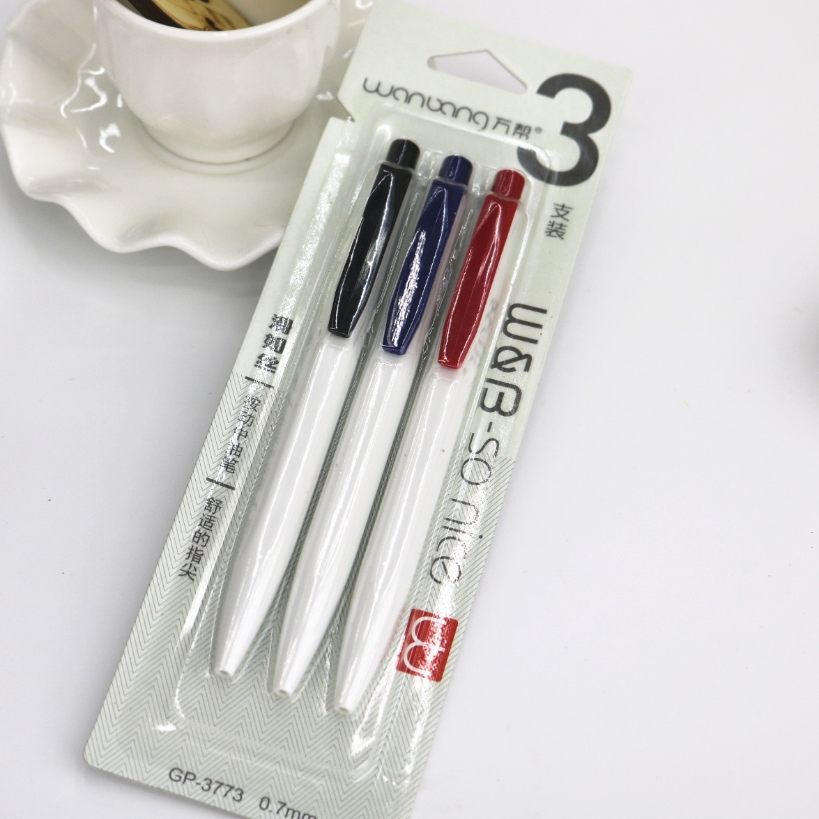 The new 3773 medium oil pen has a smooth and fluid writing experience with a 0.7mm smooth ballpoint pen. It comes in 3-tube k9 format