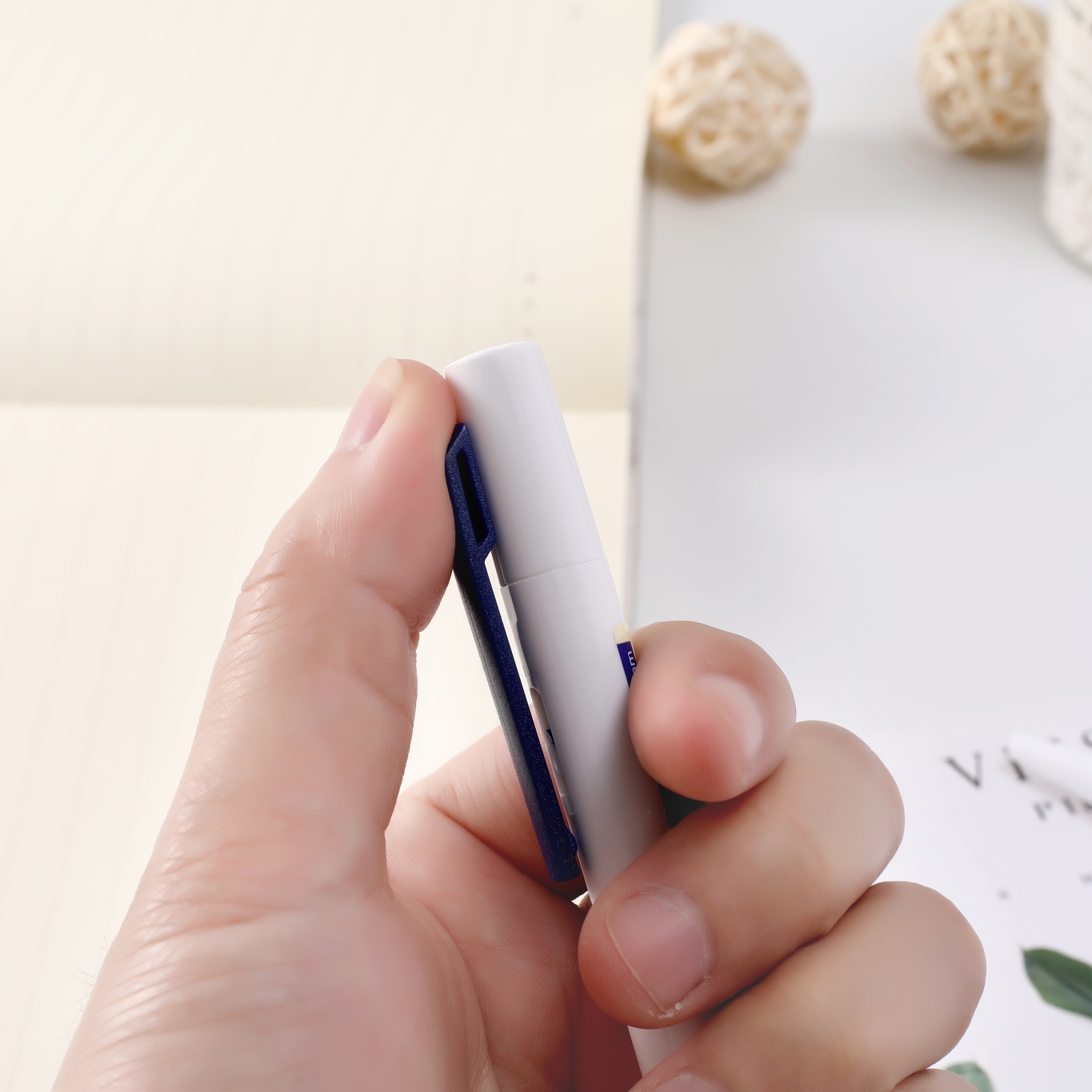 The new 3770 medium oil pen with a smooth and fluid writing experience, 1.0mm smooth as silk, 2-tube k8 Specification image