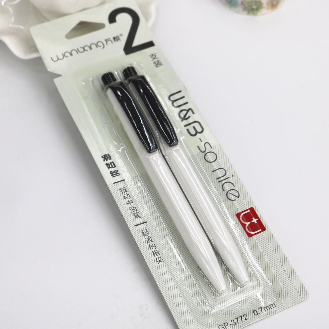 The new 3772 medium oil pen with a smooth ballpoint pen writes smoothly. 0.7mm, as smooth as silk. 2-tube k9