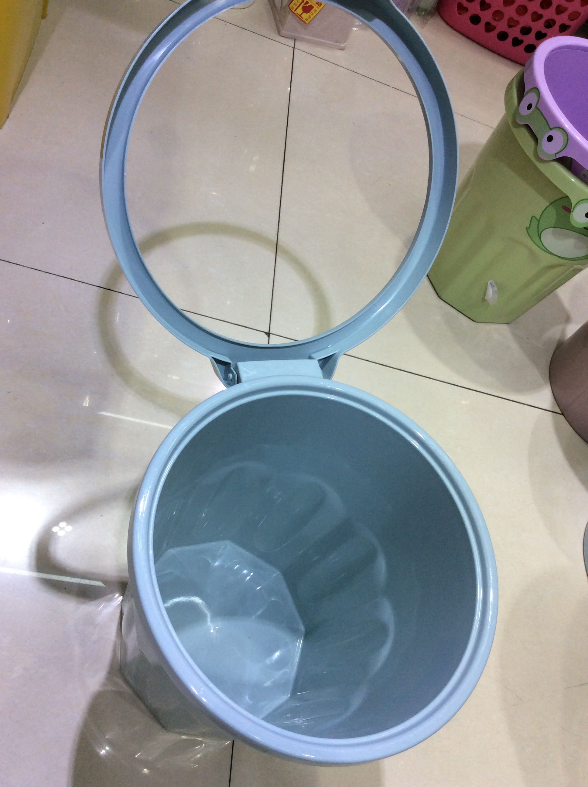 The frog trash can. details Picture