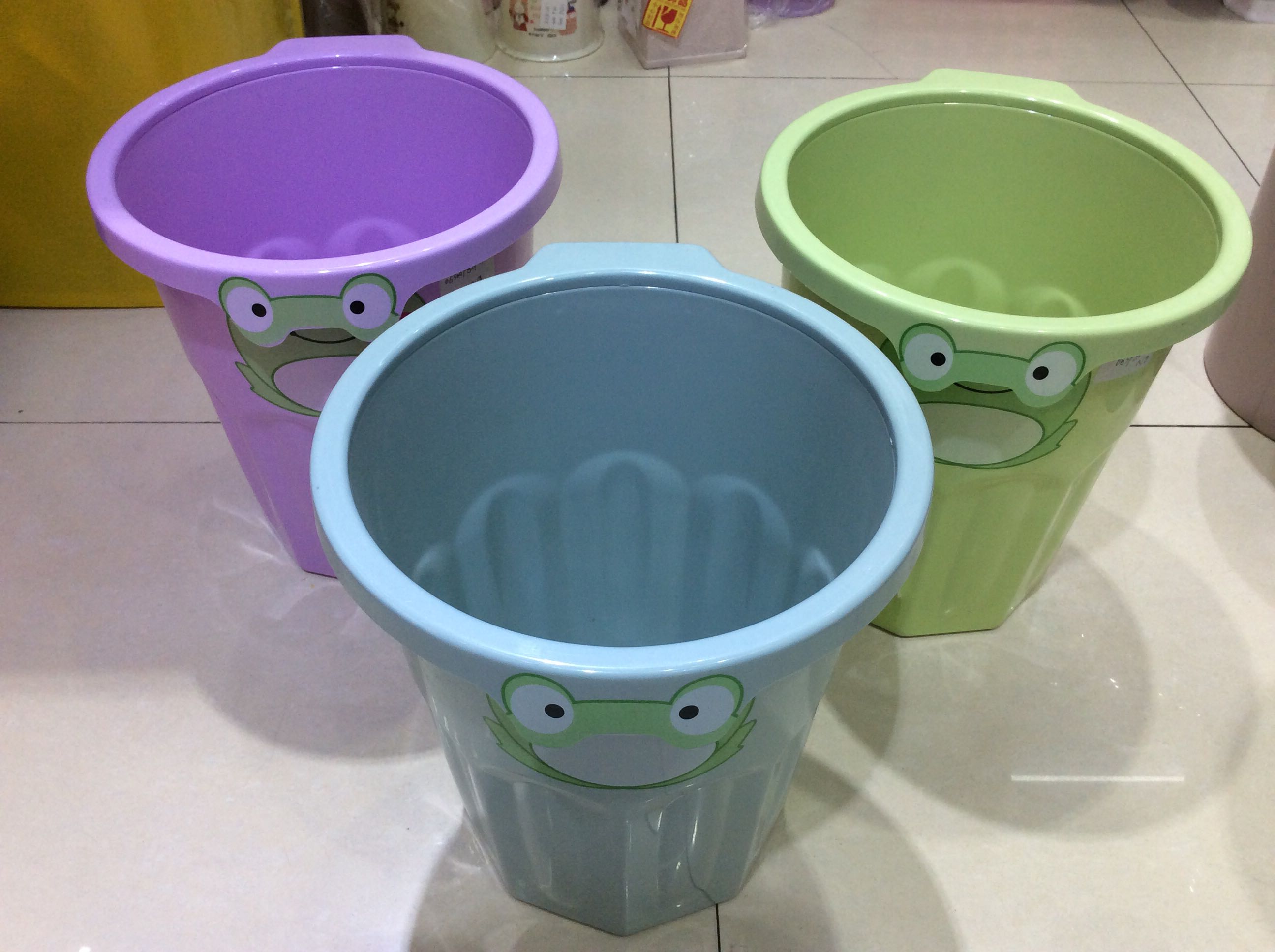 The frog trash can. full figure