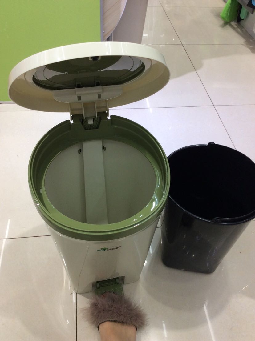 Pedal clamshell trash can details Picture