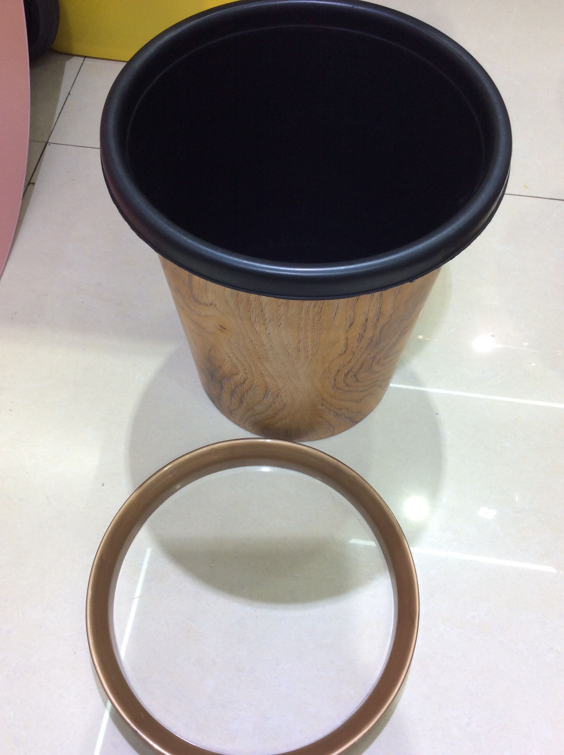 Wood grain trash can. details Picture