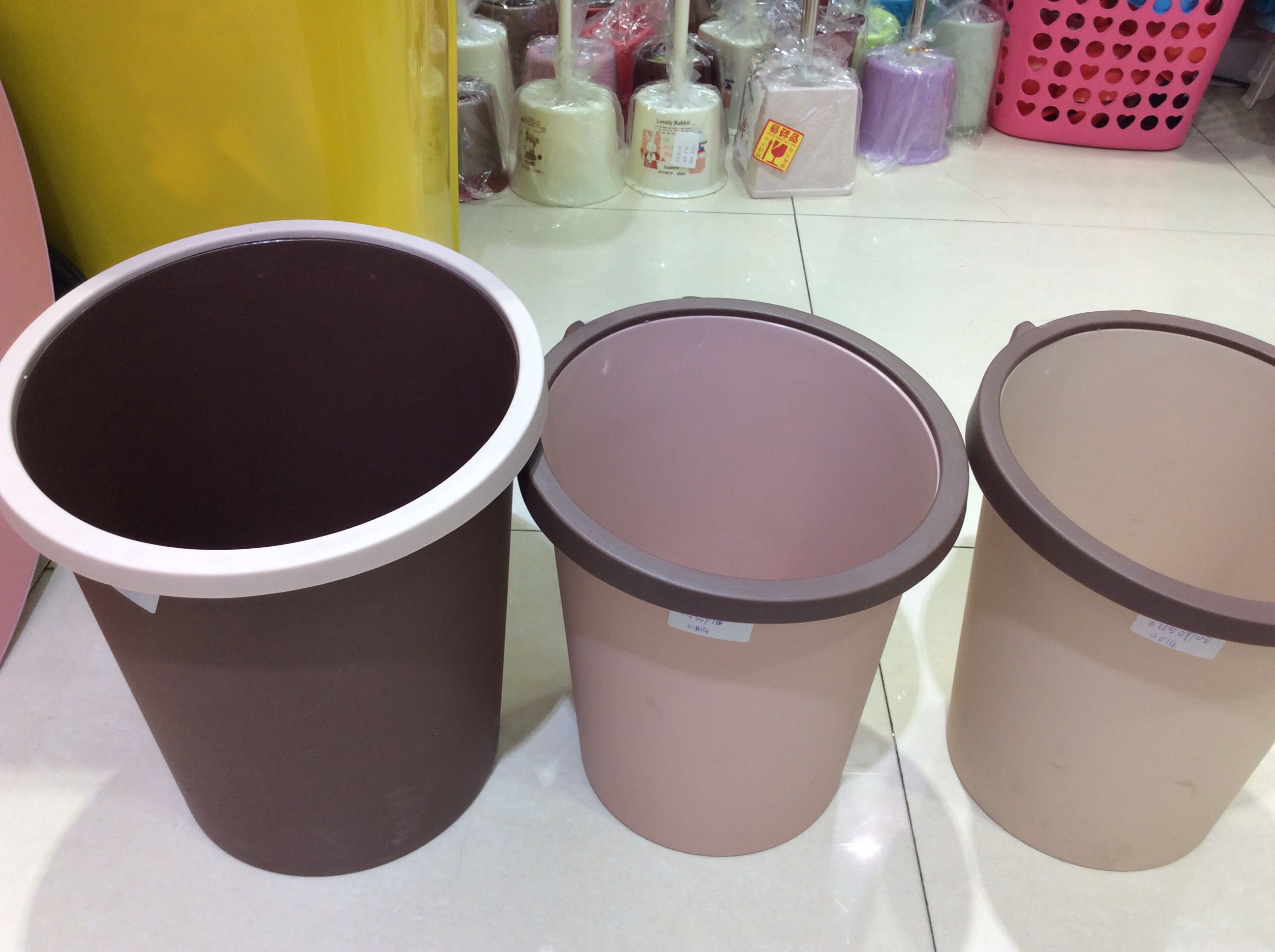 1731 Trash can full figure