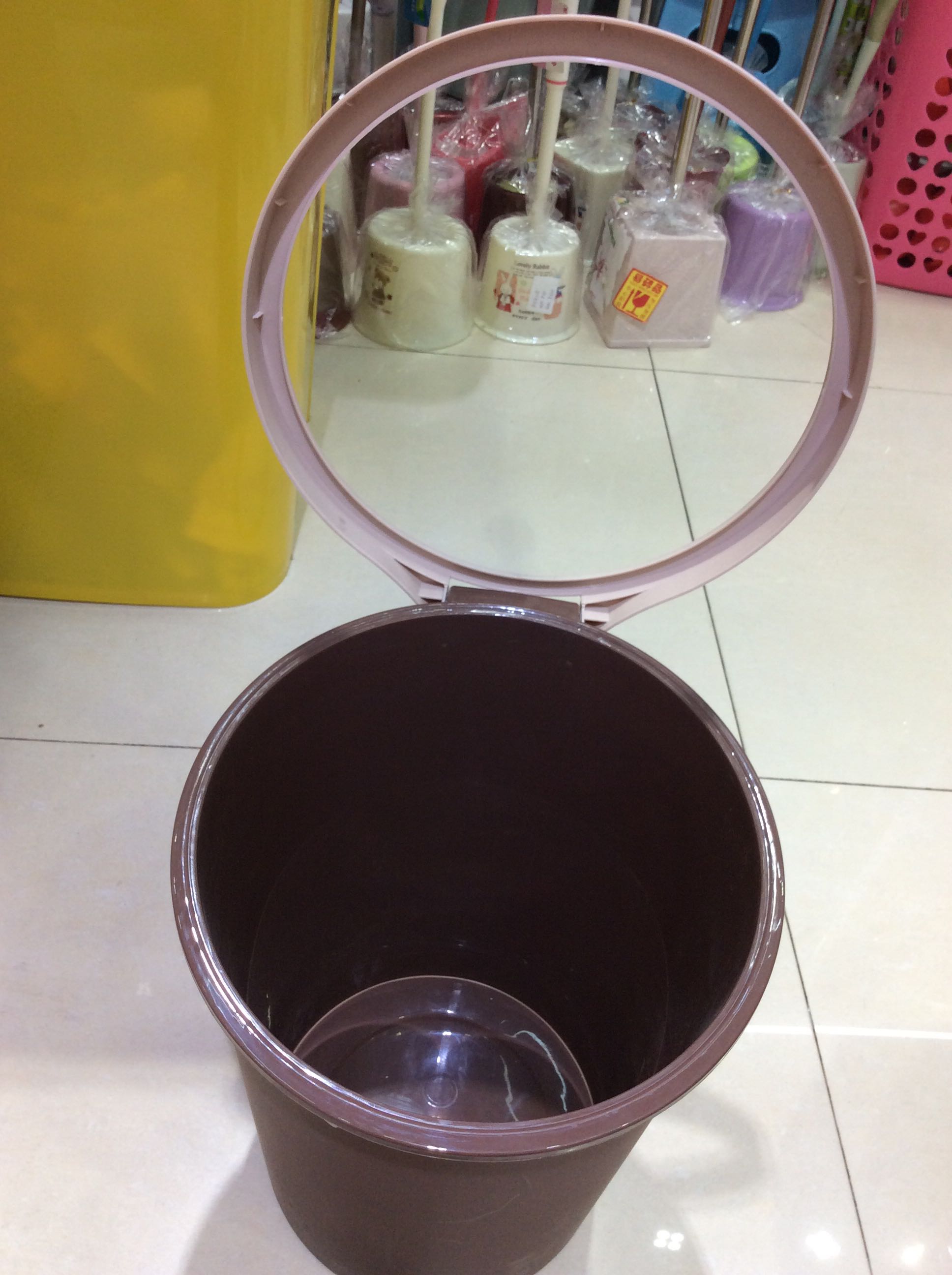 1731 Trash can details Picture