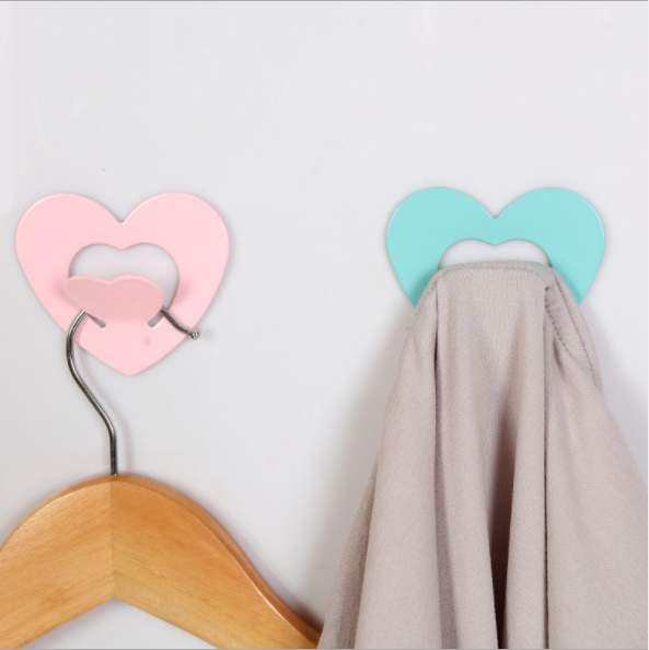 Heart-shaped hooks, peach heart sticky hooks, ironwork hooks, sticky hooks, spray-painted and baked paint hooks, creative and colorful hooks Application Scenario