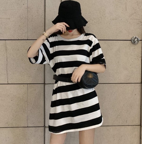 A retro backless striped T-shirt with a mid-length, loose and slimming short-sleeved top in three-color stripes for women Specification image