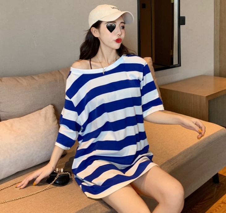 A retro backless striped T-shirt with a mid-length, loose and slimming short-sleeved top in three-color stripes for women