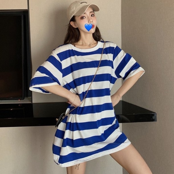 A retro backless striped T-shirt with a mid-length, loose and slimming short-sleeved top in three-color stripes for women Application Scenario